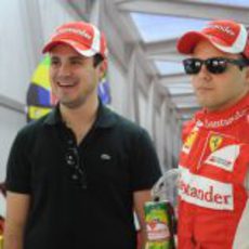 Felipe Massa y su hermano en el box de Ferrari