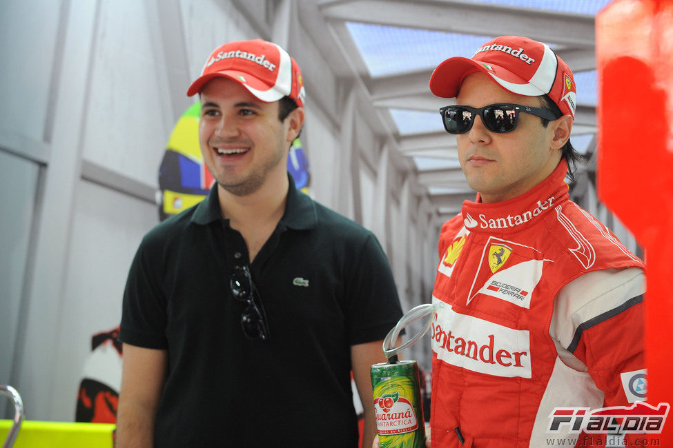Felipe Massa y su hermano en el box de Ferrari