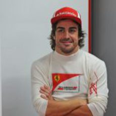 Fernando Alonso se ríe antes de la clasificación del GP de India 2011