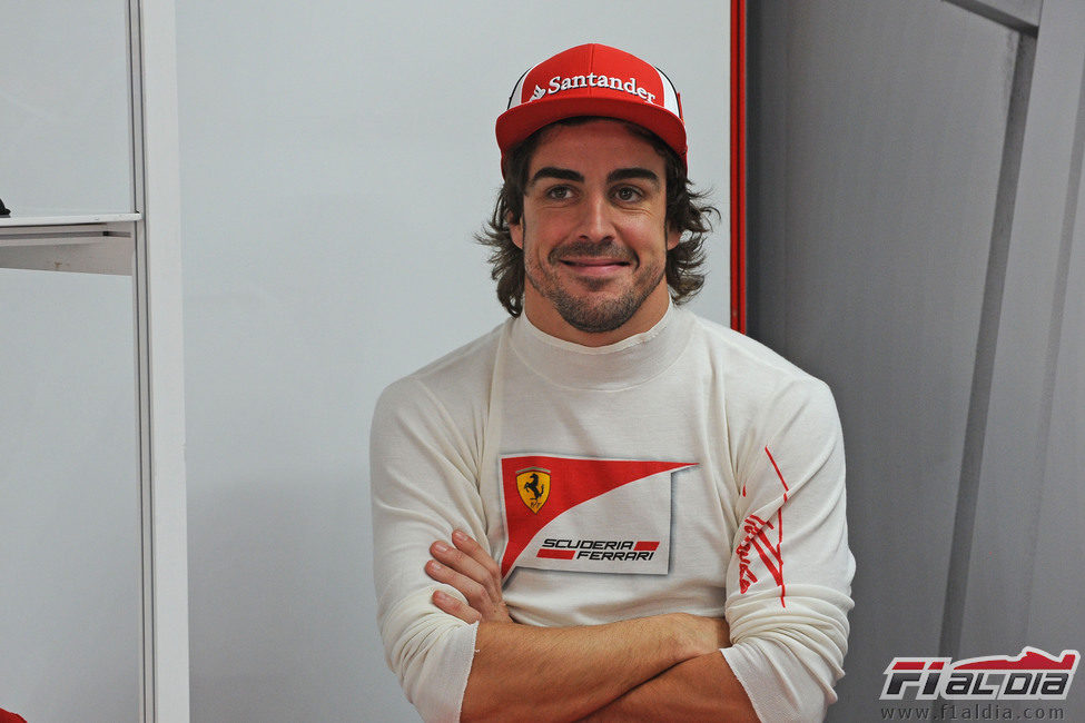 Fernando Alonso se ríe antes de la clasificación del GP de India 2011