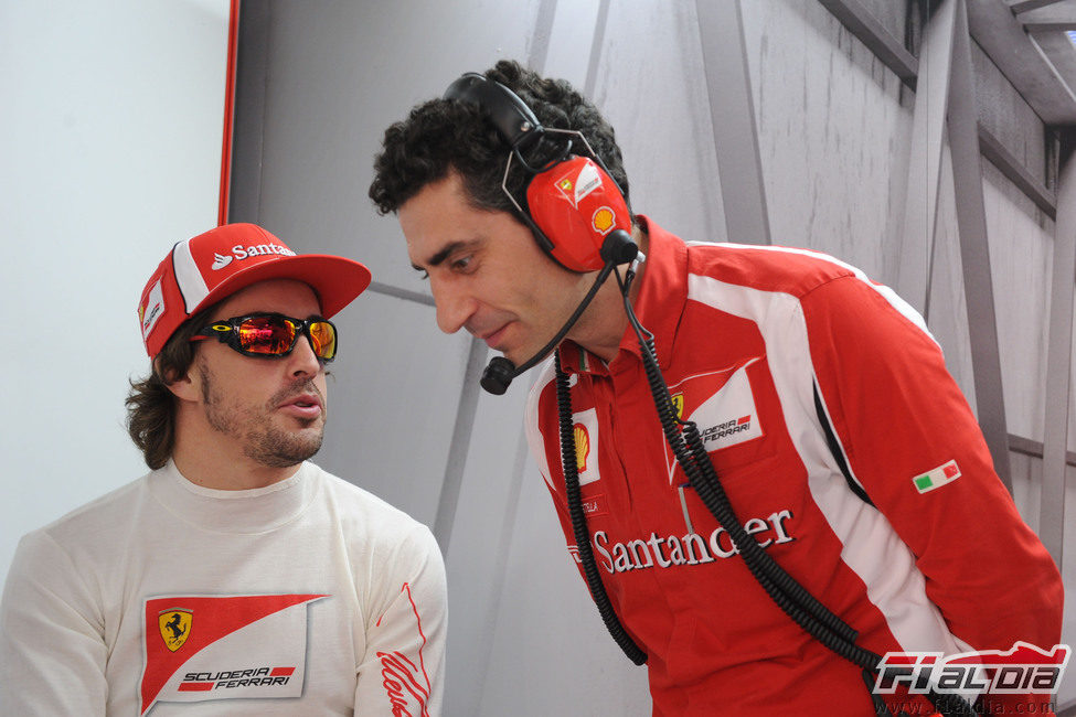Alonso comenta la jugada con su ingeniero de pista Andrea Stella