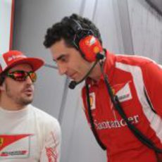 Alonso comenta la jugada con su ingeniero de pista Andrea Stella