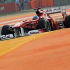 Fernando Alonso busca meterse en la primera fila de la parrilla de India