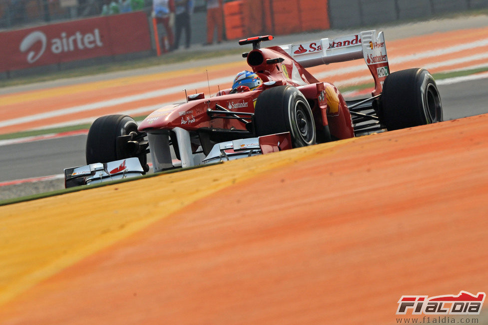 Fernando Alonso busca meterse en la primera fila de la parrilla de India