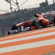 Felipe Massa abre el DRS en la clasificación del GP de India 2011