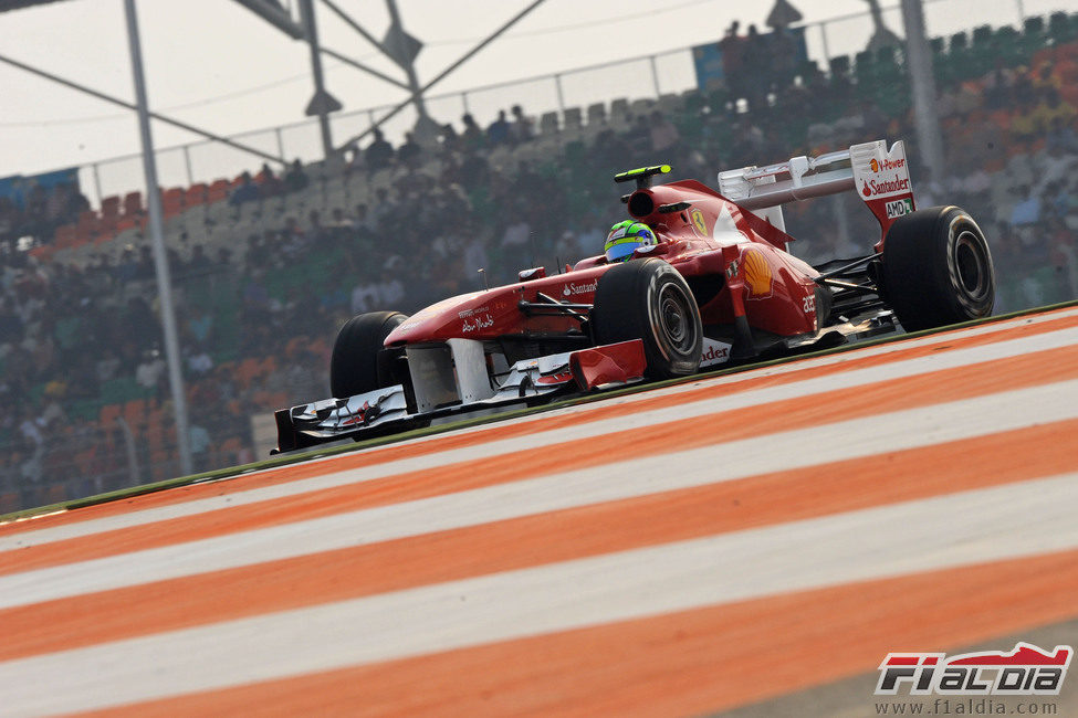 Felipe Massa abre el DRS en la clasificación del GP de India 2011