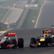 Jenson Button y Mark Webber luchan en la pista de India