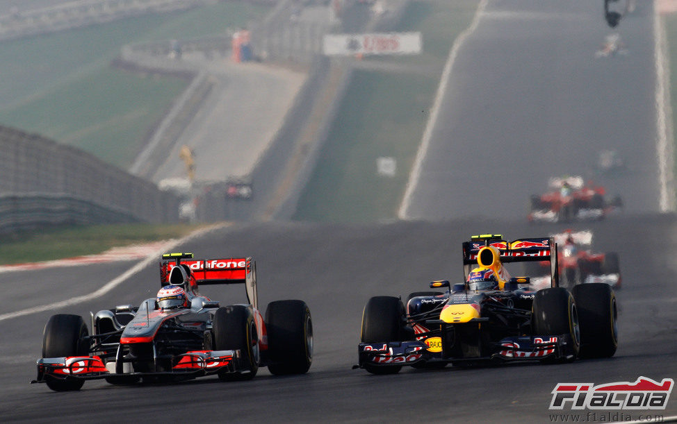 Jenson Button y Mark Webber luchan en la pista de India