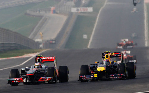 Jenson Button y Mark Webber luchan en la pista de India