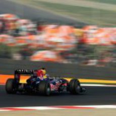 Sebastian Vettel de camino a una nueva victoria en el GP de India 2011