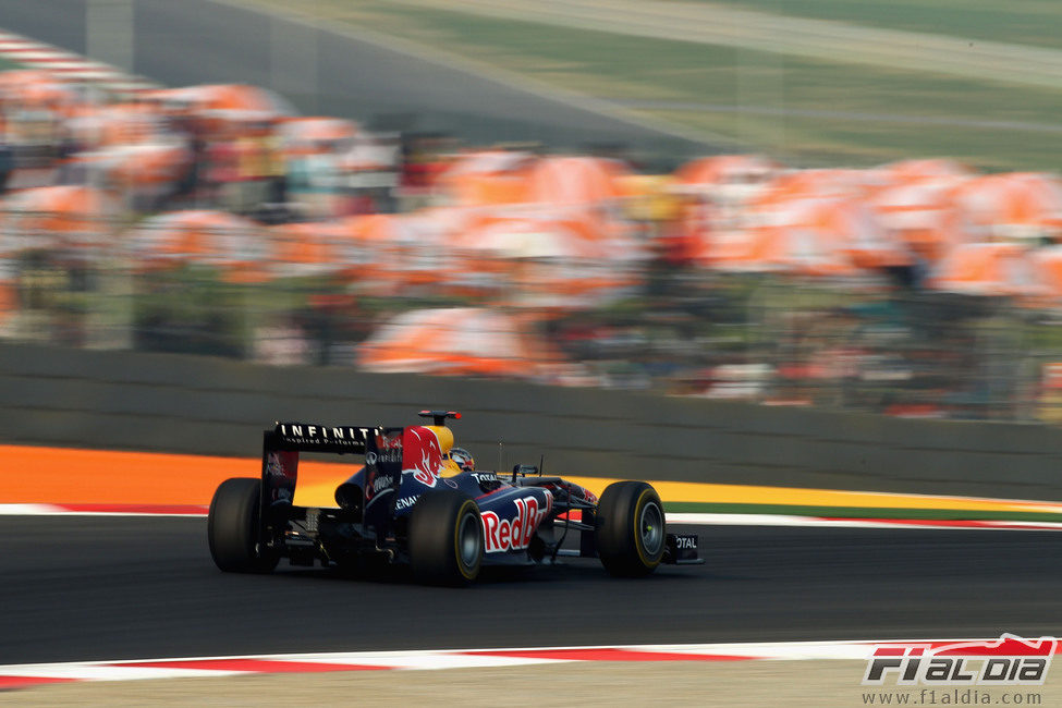 Sebastian Vettel de camino a una nueva victoria en el GP de India 2011