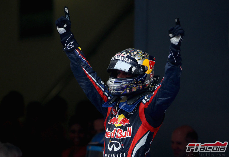 Brazos en alto de Vettel para celebrar una nueva victoria