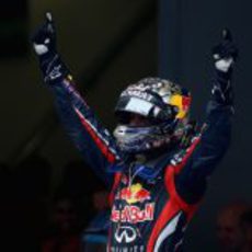 Brazos en alto de Vettel para celebrar una nueva victoria