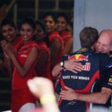 Sebastian Vettel y Adrian Newey se abrazan tras ganar en India