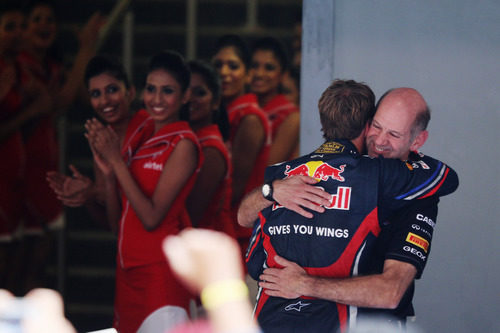 Sebastian Vettel y Adrian Newey se abrazan tras ganar en India