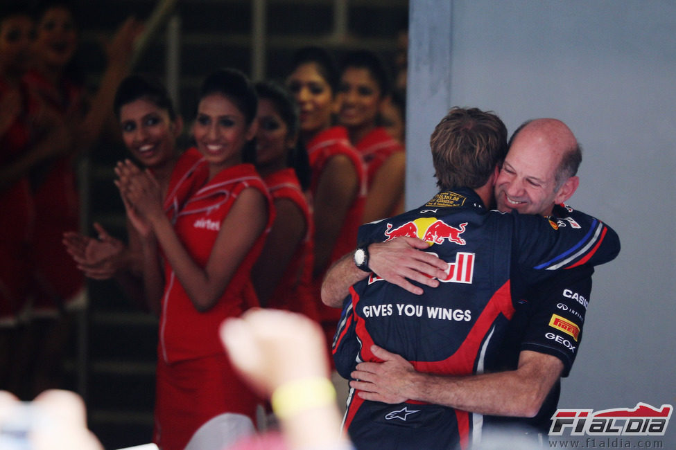 Sebastian Vettel y Adrian Newey se abrazan tras ganar en India