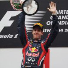 Vettel levanta su copa de campeón en el GP de India 2011