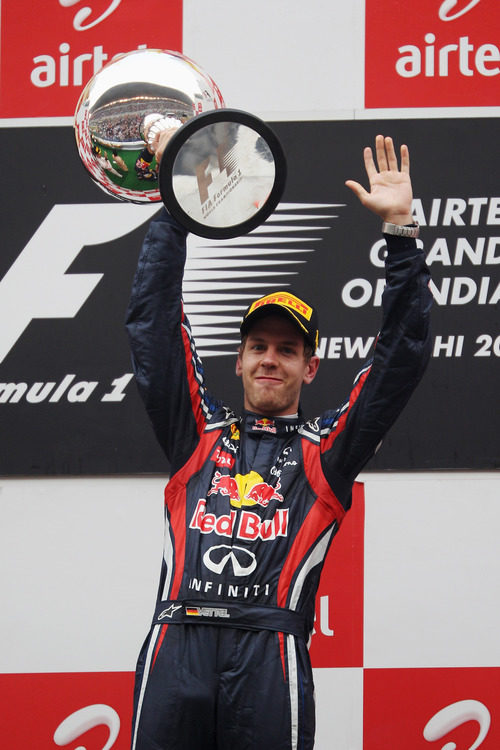 Vettel levanta su copa de campeón en el GP de India 2011