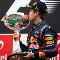 Vettel besa su copa en India 2011