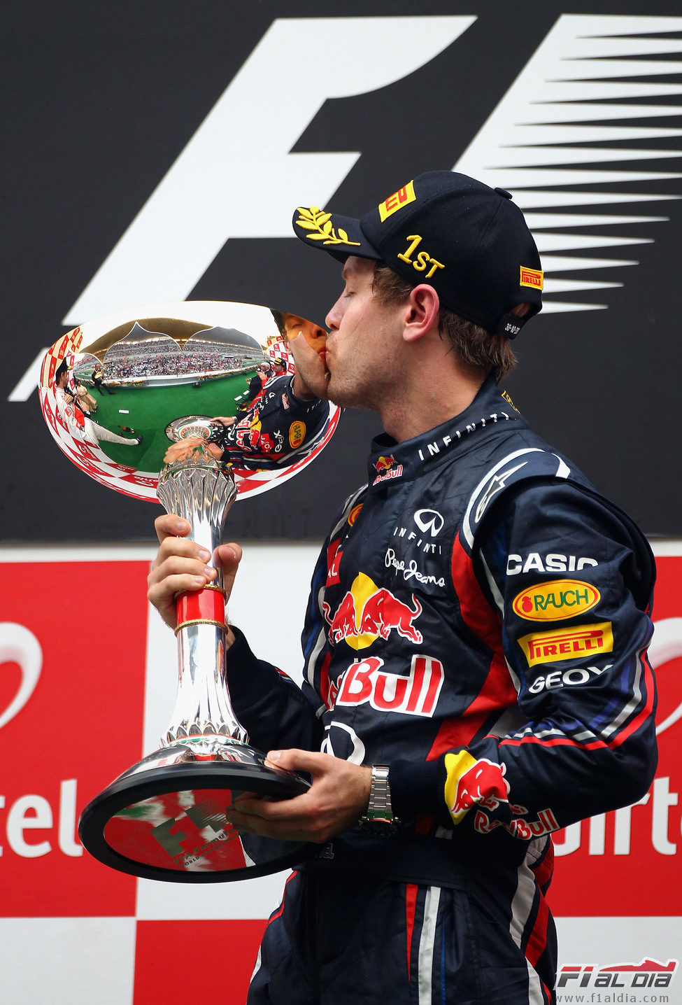 Vettel besa su copa en India 2011