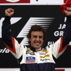 Alonso en la más alto del podio