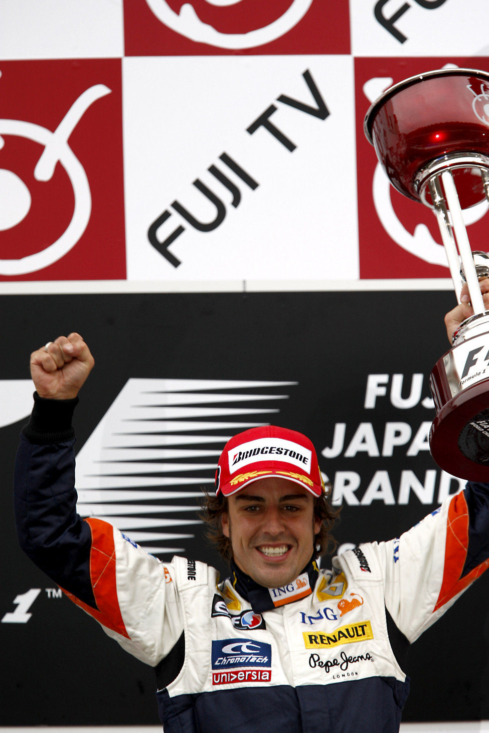 Alonso con su trofeo de vencedor