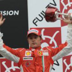 Raikkonen con su trofeo