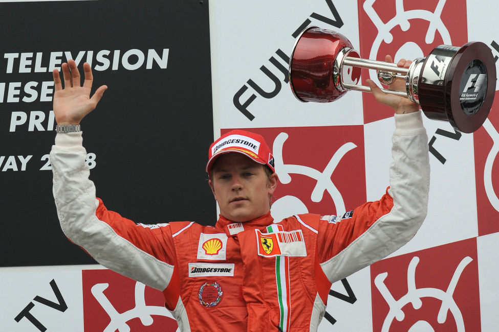 Raikkonen con su trofeo