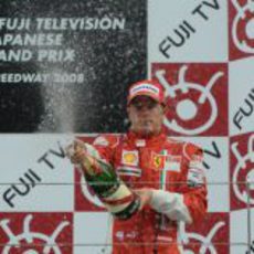 Raikkonen celebra con champán