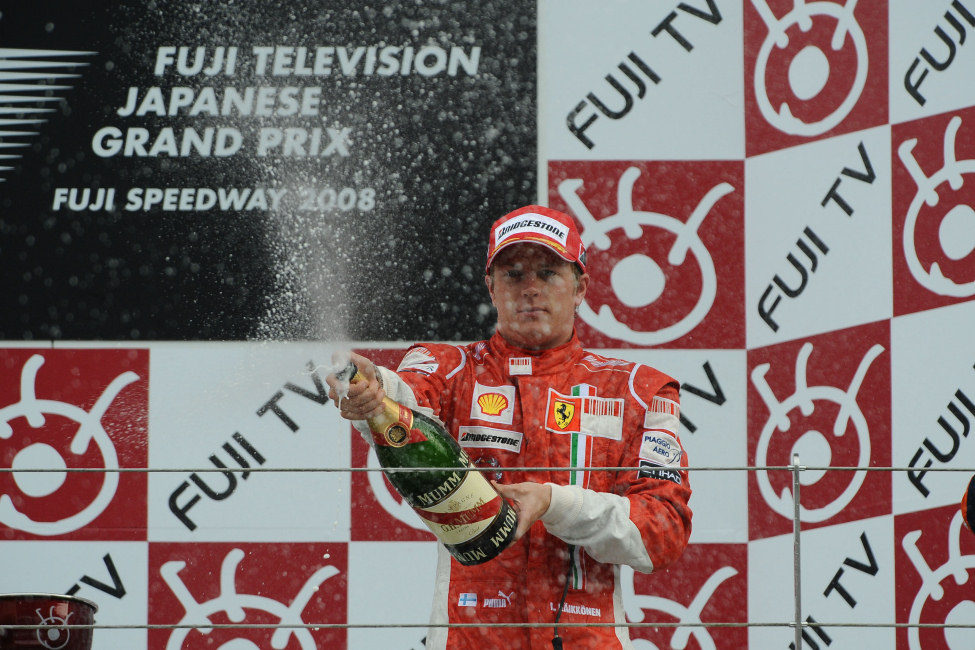 Raikkonen celebra con champán