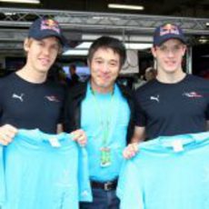 Jet Li junto a los dos pilotos de Toro Rosso