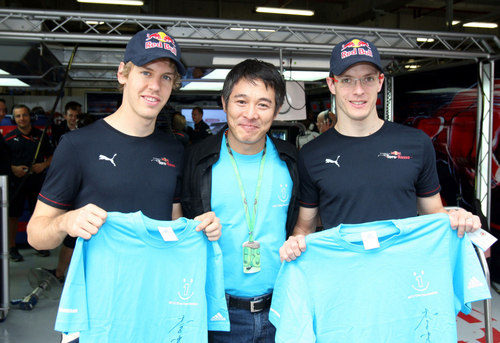 Jet Li junto a los dos pilotos de Toro Rosso