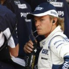 Rosberg junto al muro de Williams