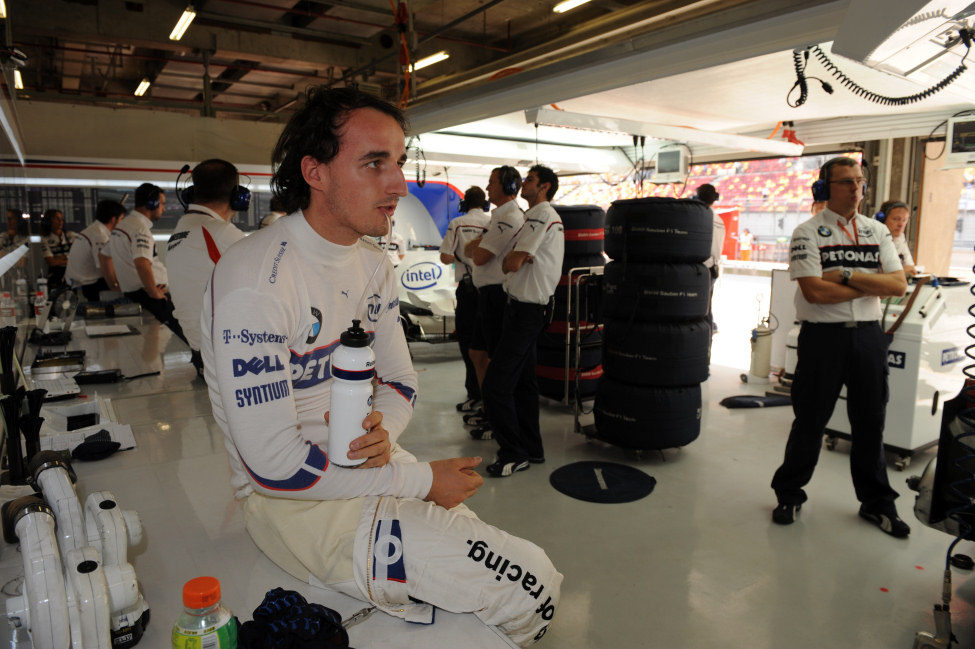 Kubica descansa en su box