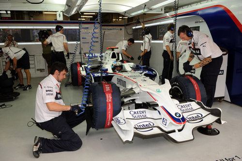 Los ingenieros preparan el BMW de Heidfeld