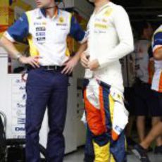 Piquet junto a uno de sus ingenieros