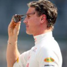 Coulthard se pone las gafas de sol