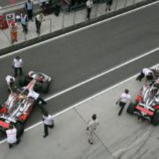 Los dos McLaren entran en boxes