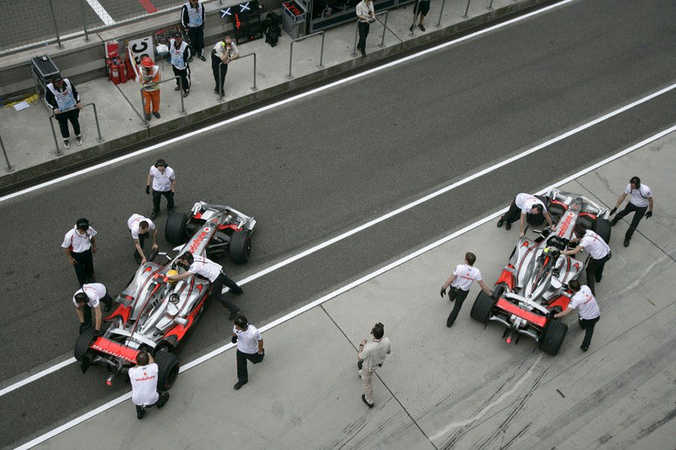 Los dos McLaren entran en boxes
