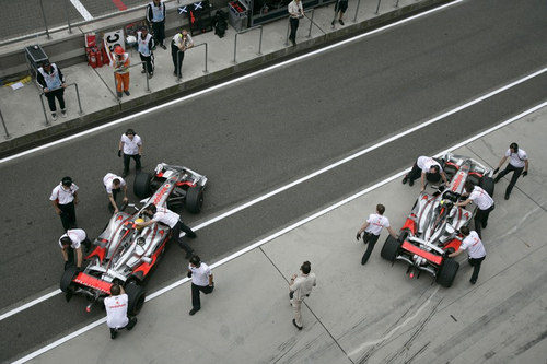 Los dos McLaren entran en boxes