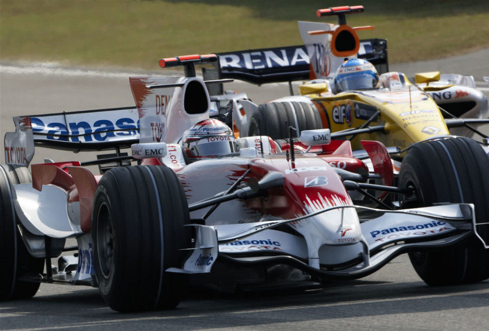 Trulli presionado por Alonso durante la clasificación
