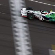 Barrichello cruza al línea de meta