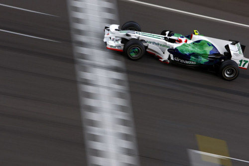 Barrichello cruza al línea de meta