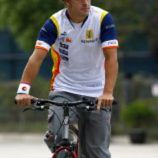 Alonso en bicicleta