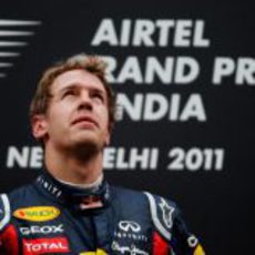 Sebastian Vettel escucha el himno de su país en el podio del GP de India 2011