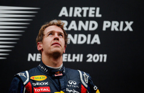 Sebastian Vettel escucha el himno de su país en el podio del GP de India 2011