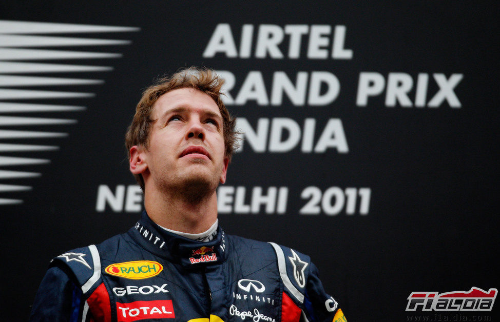 Sebastian Vettel escucha el himno de su país en el podio del GP de India 2011