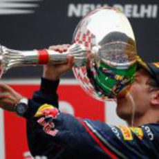 Sebastian Vettel bebe el champán con su copa en India