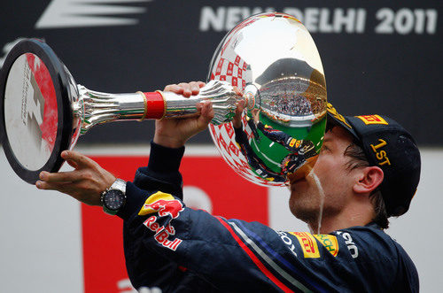 Sebastian Vettel bebe el champán con su copa en India