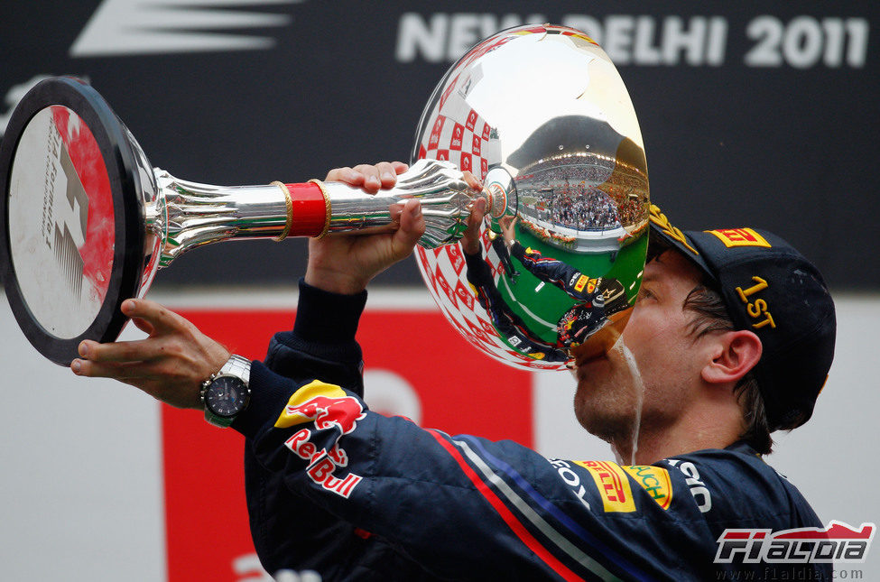 Sebastian Vettel bebe el champán con su copa en India